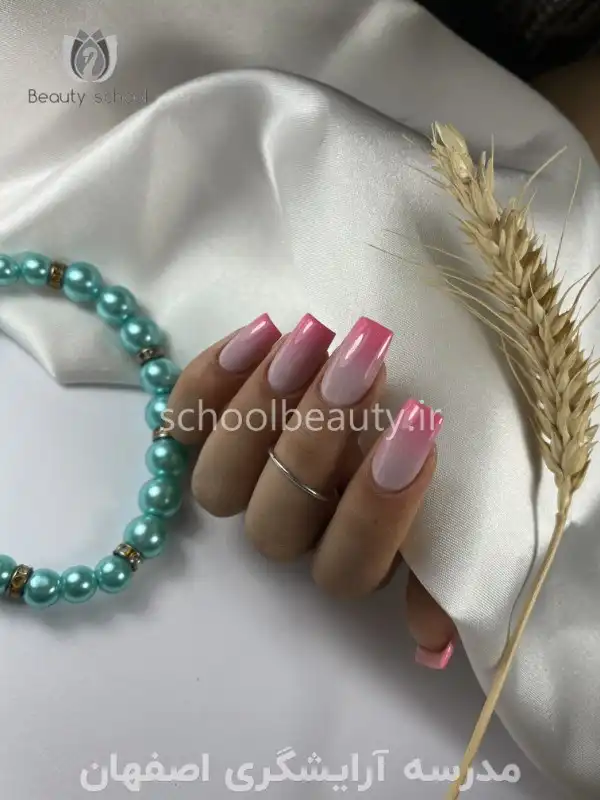 آموزش کاشت ناخن در اصفهان